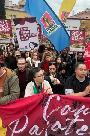 Greve geral: Milhares de pessoas saíram à rua, ânimos aqueceram junto ao Parlamento